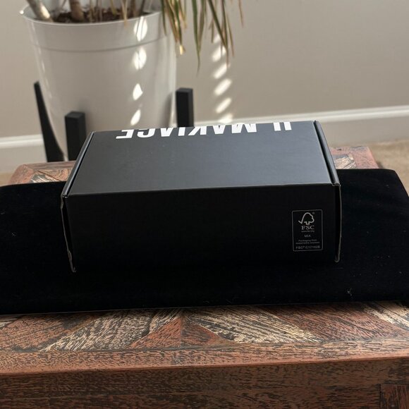 IL Makiage The Flawless Essentials Package, with A Free Tote - Picture 5 of 10